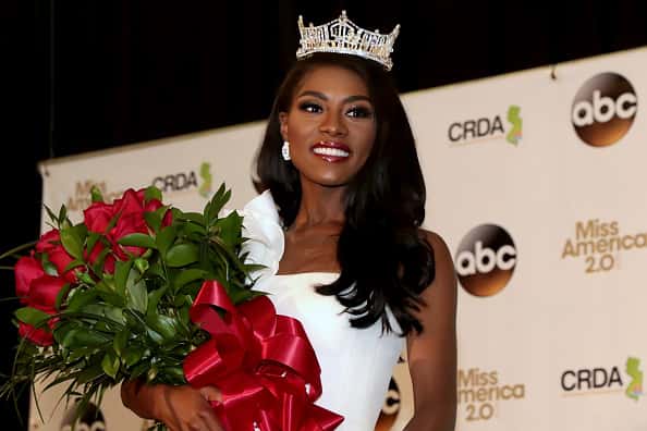 Miss America Nia Franklin (Miss New York) in crown and sash with roses