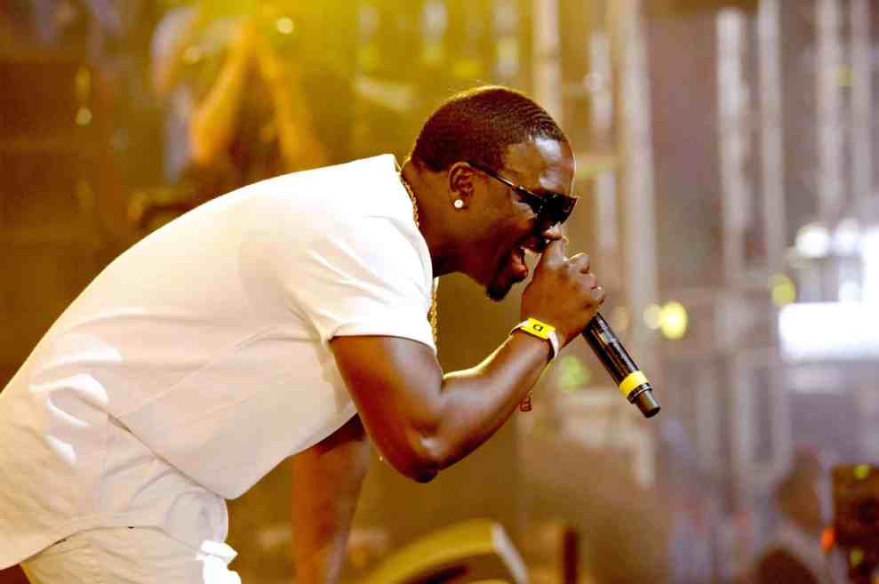 Akon performing