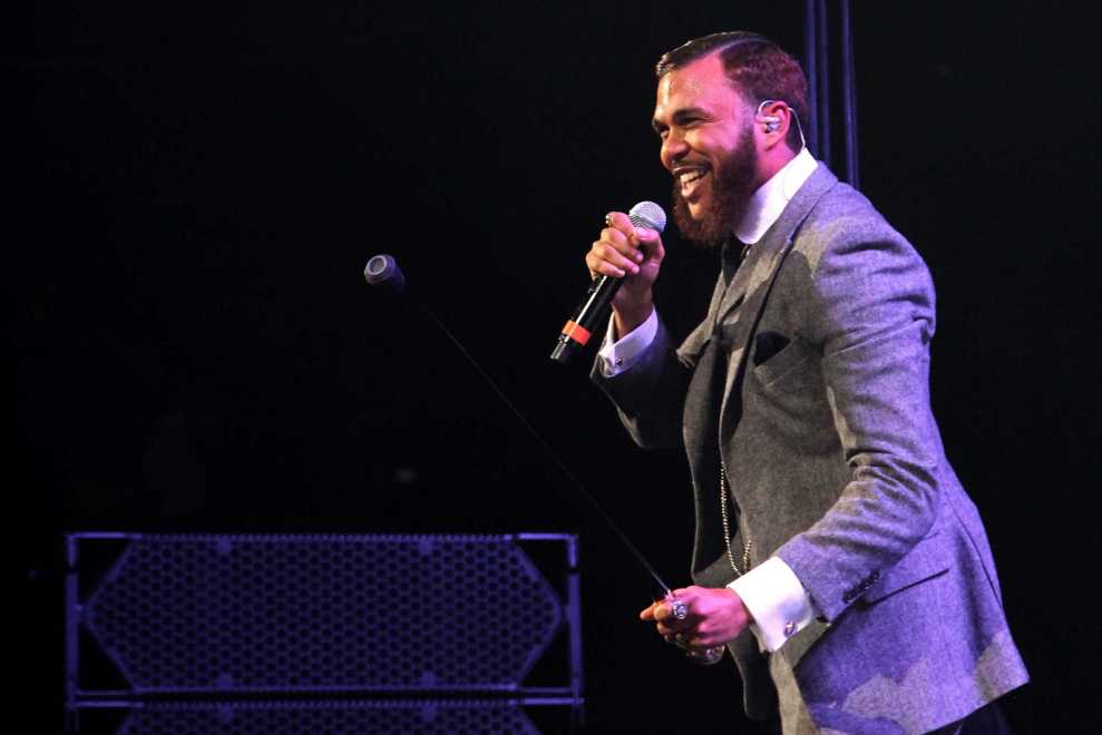 Jidenna performing