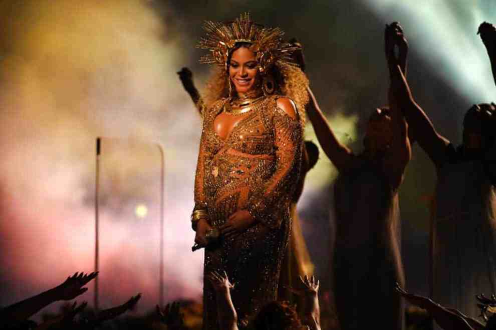 Beyoncé performing while pregnant