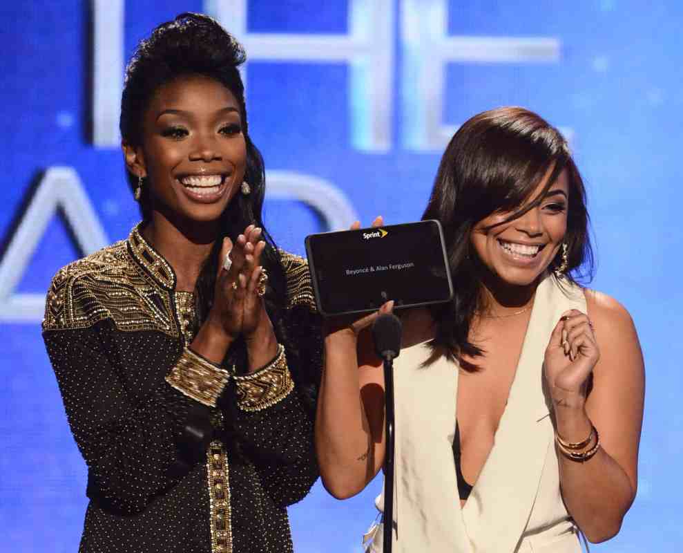 Brandy and Lauren London presenting award to Beyonce and Alan Ferguson