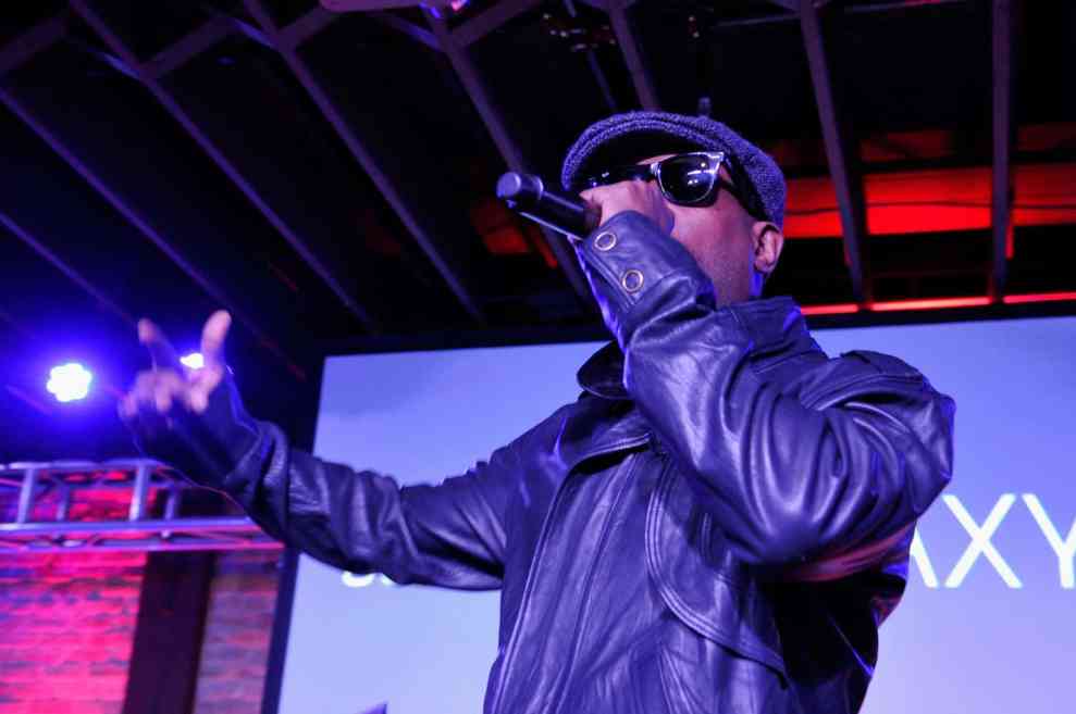 Talib Kweil performing