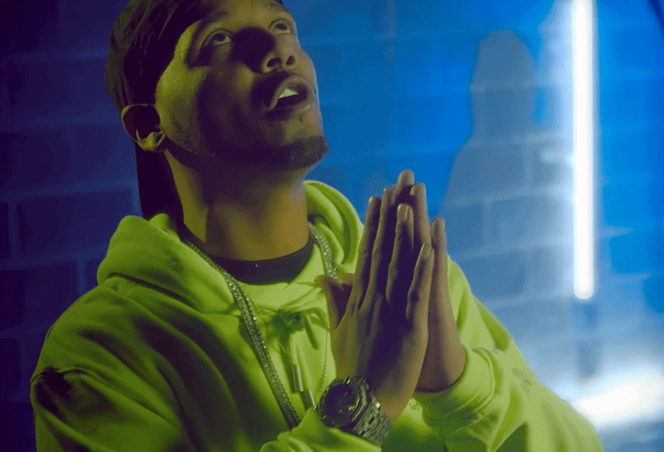 Juelz Santana in prayer pose