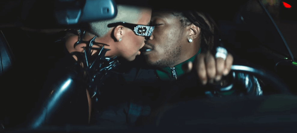 Still from video 'Mask Off' of Amber Rose and Future kissing