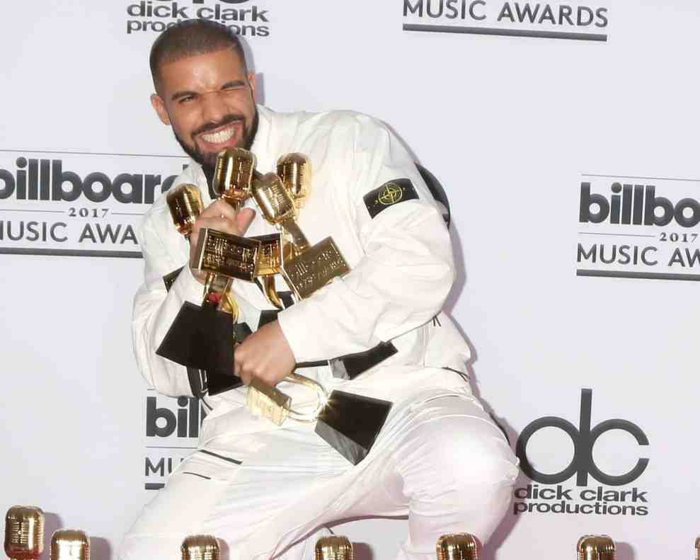 Drake with awards at 2017 Billboard Music Awards