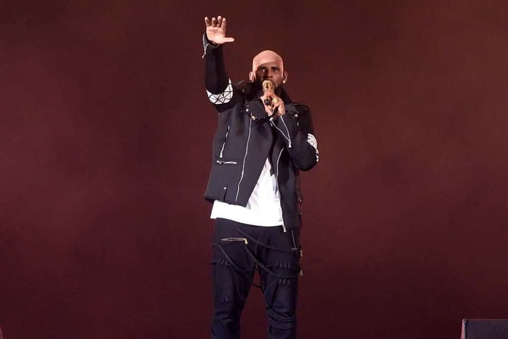 R. Kelly performs during The Buffet Tour at Allstate Arena on May 7