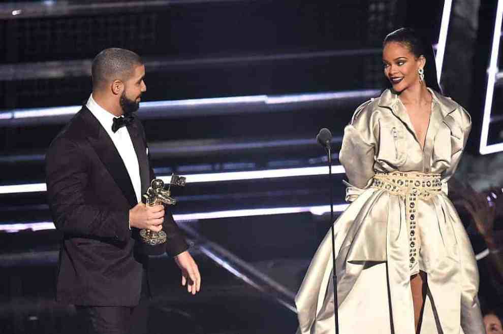 Drake presents Rihanna with the The Video Vanguard Award during the 2016 MTV Video Music Award