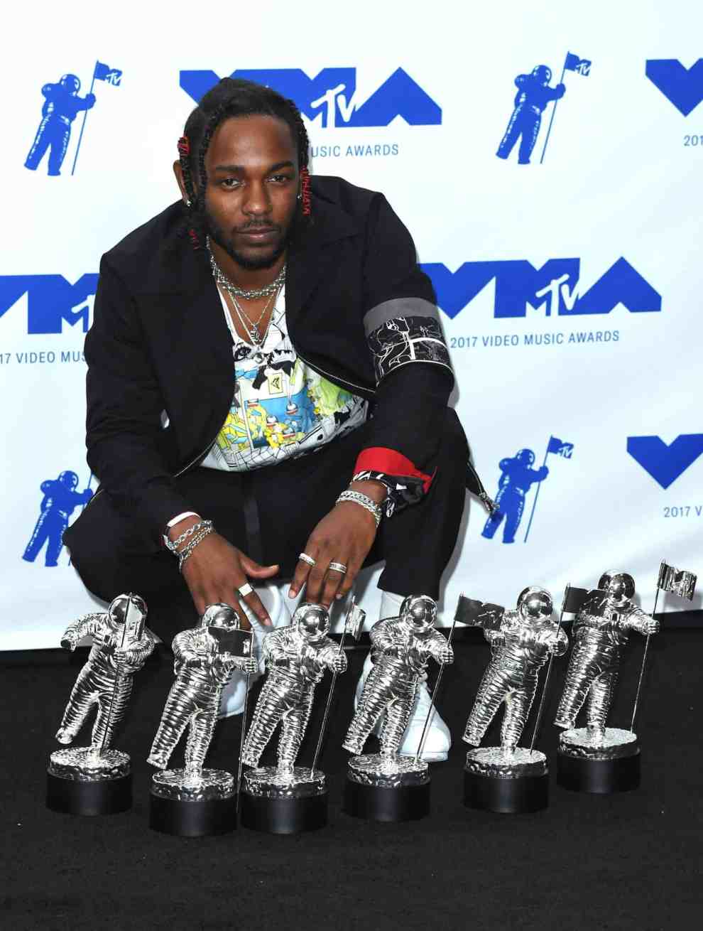 Kendrik Lamar poses in the press room at the 2017 MTV Video Music Awards at The Forum on August 27