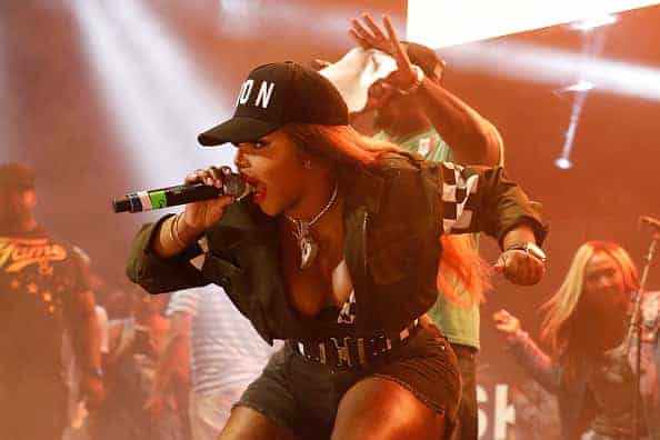 Lil kim performs