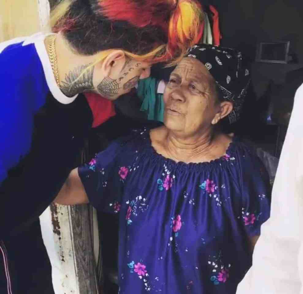 6ix9ine gives back (still from video)