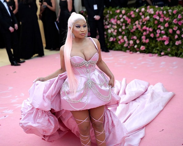 nicki minaj in a pink dress VMAs 2017: Wears Two-Toned Pink-and-Blonde Hair Nicki Minaj Posted New Photos