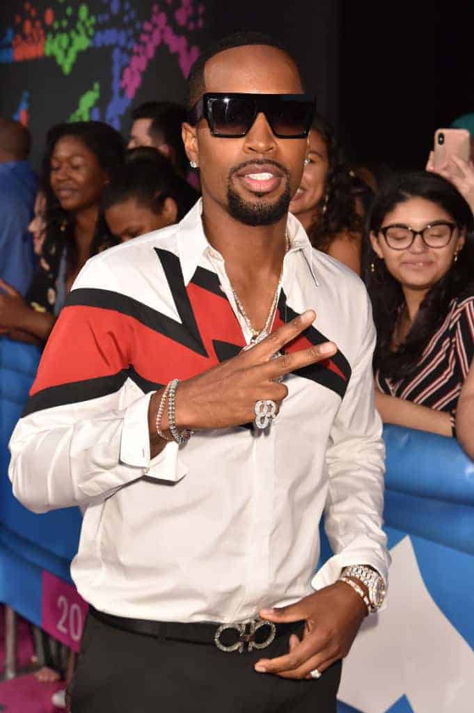Safaree gives peace sign