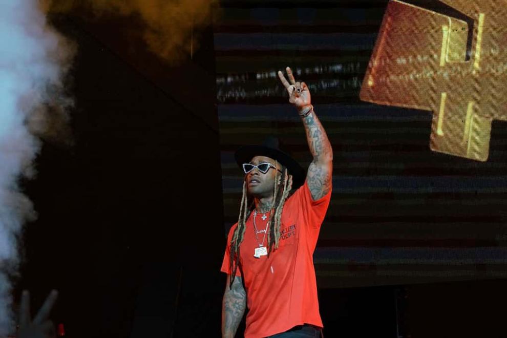 Ty Dolla $ign giving peace sign