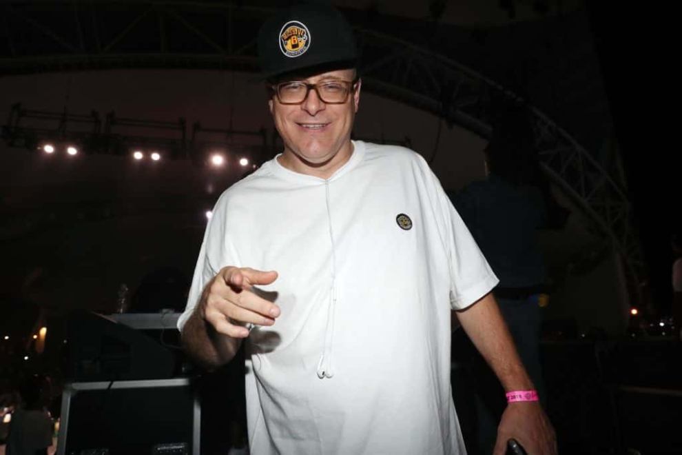 Bobby Konders wearing a white shirt