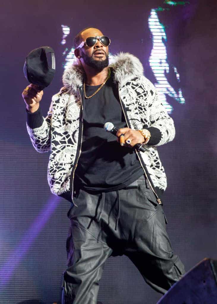 R kelly on stage