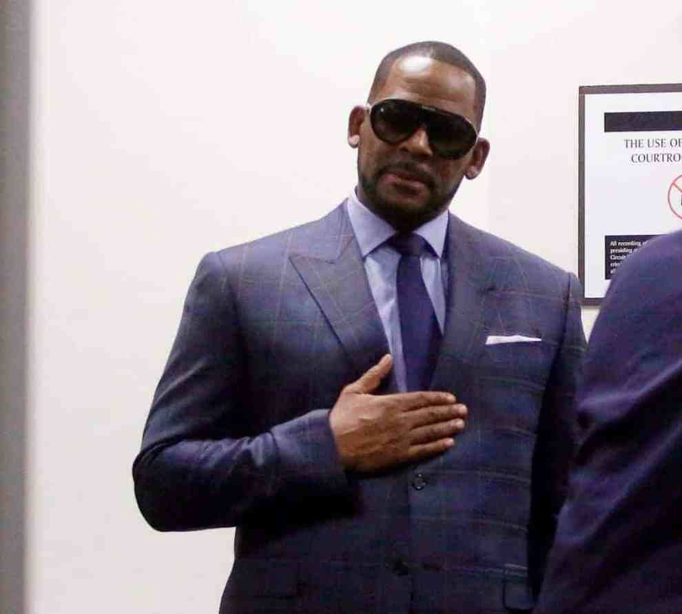 R.Kelly wearing a suit and sunglasses in court