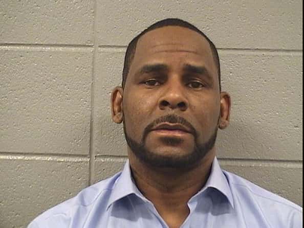 r kelly looked up in Chicago