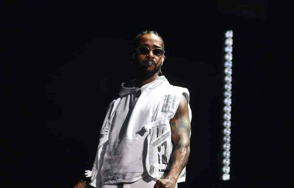 Omarion wearing all white on stage