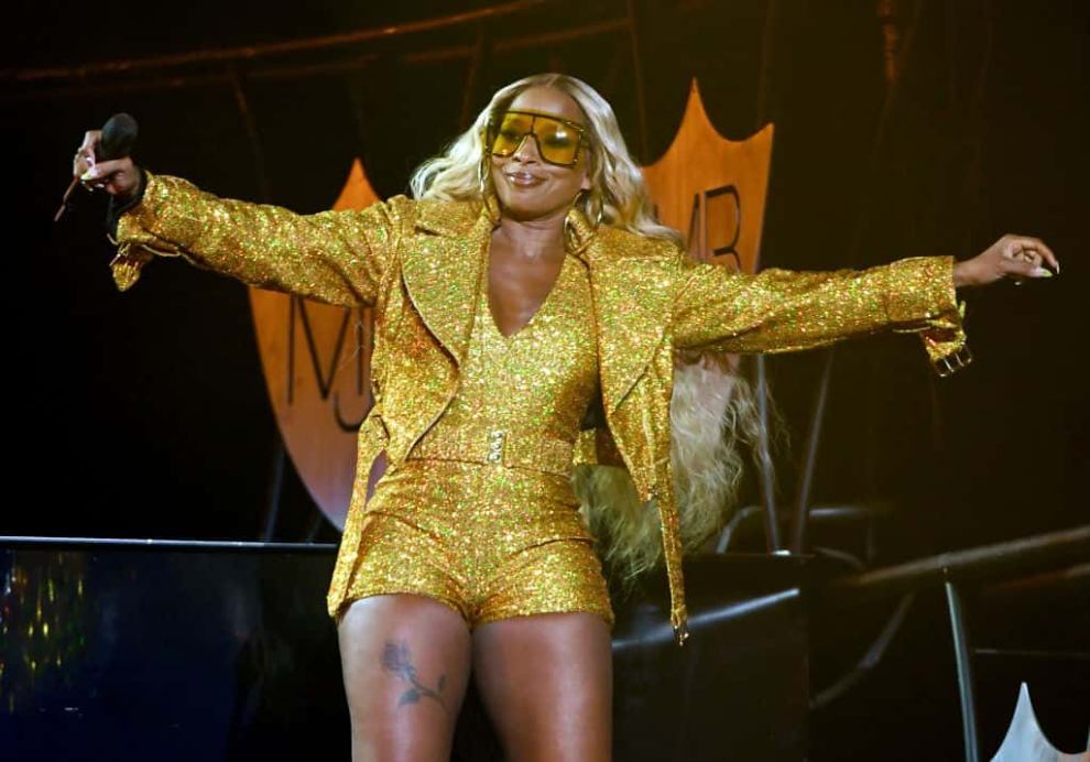 Mary J. Blige wearing yellow on stage