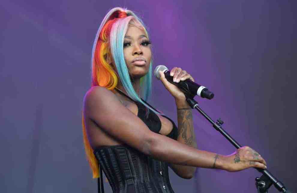 Summer Walker on stage wearing Black and colorful hair