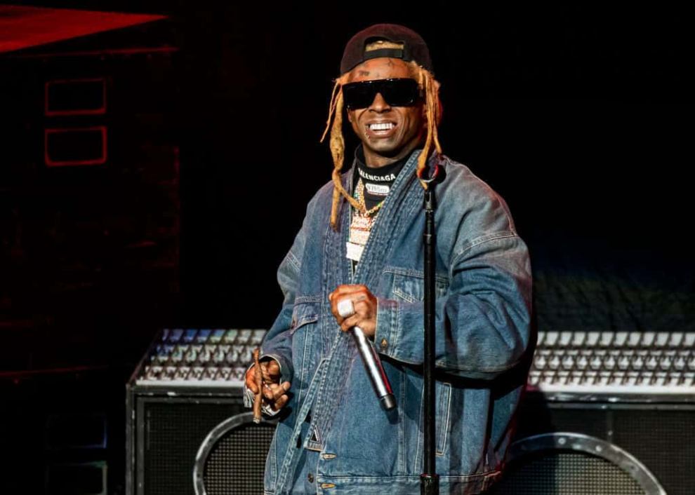 Lil Wayne on stage wearing blue