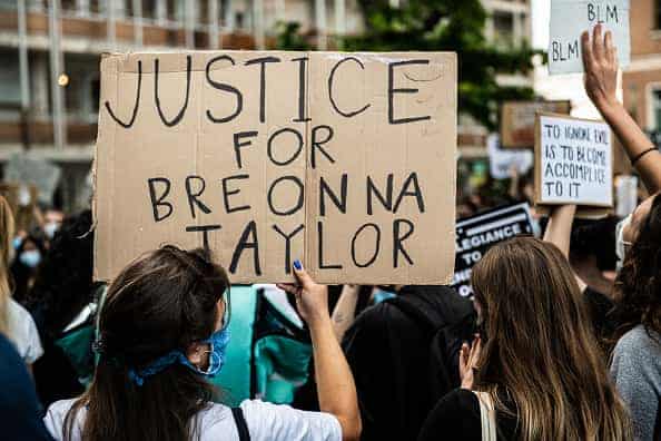 A girl holding a sign asking justice for Breonna Taylor demonstrating in Mestre