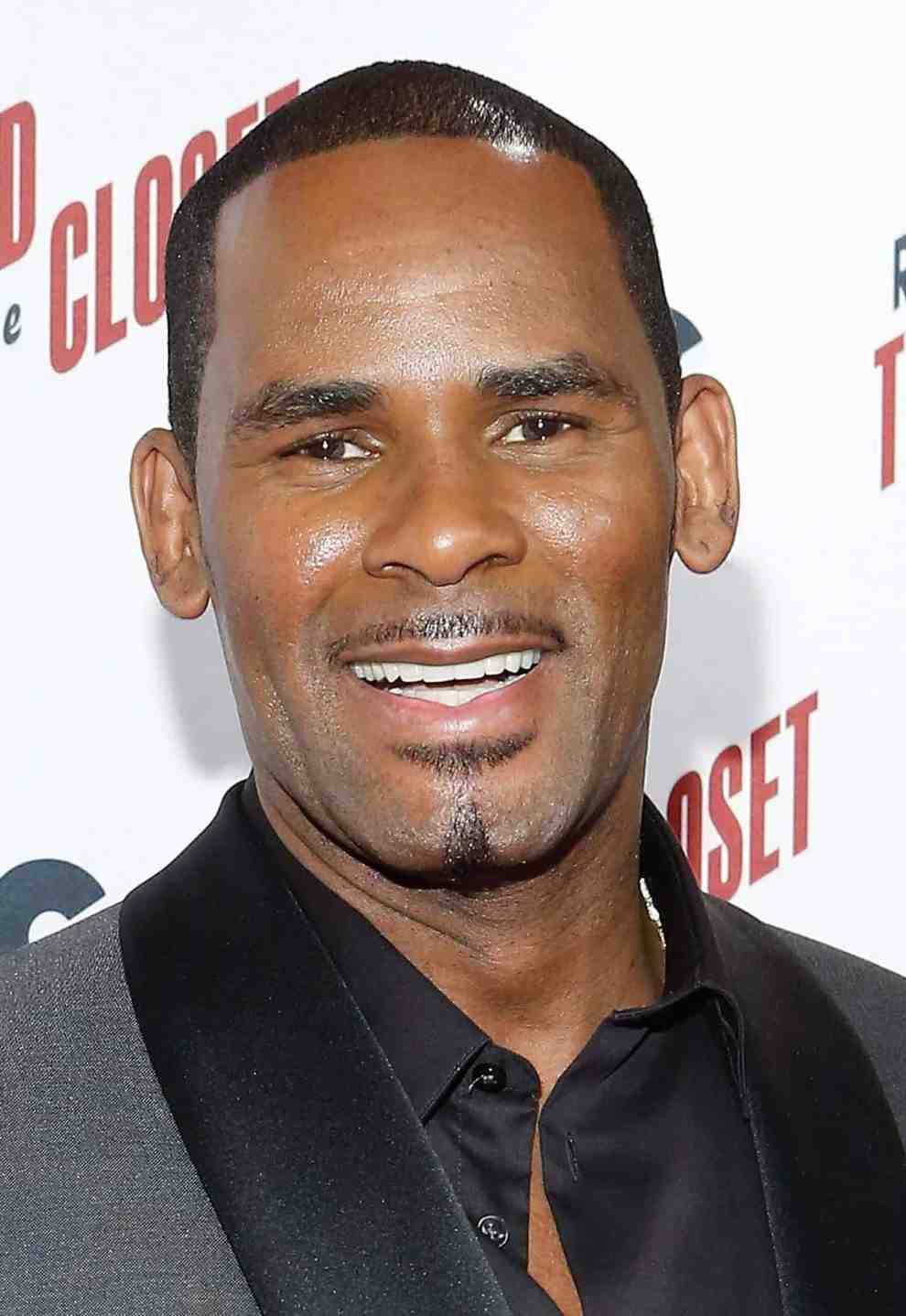 R. Kelly facing the camera
