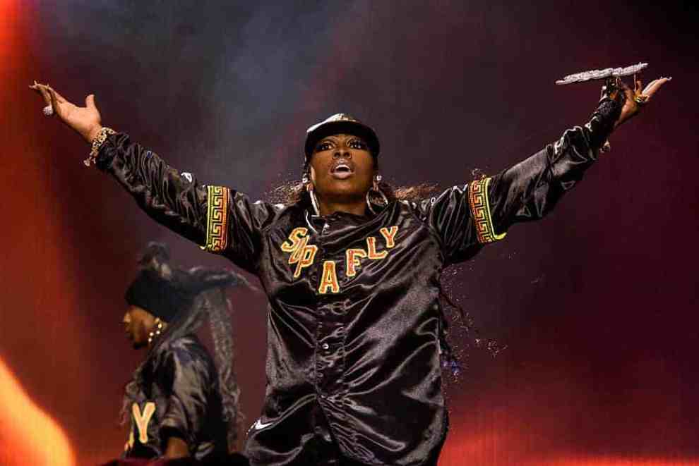 Missy Elliot on Stage wearing black and yellow suit