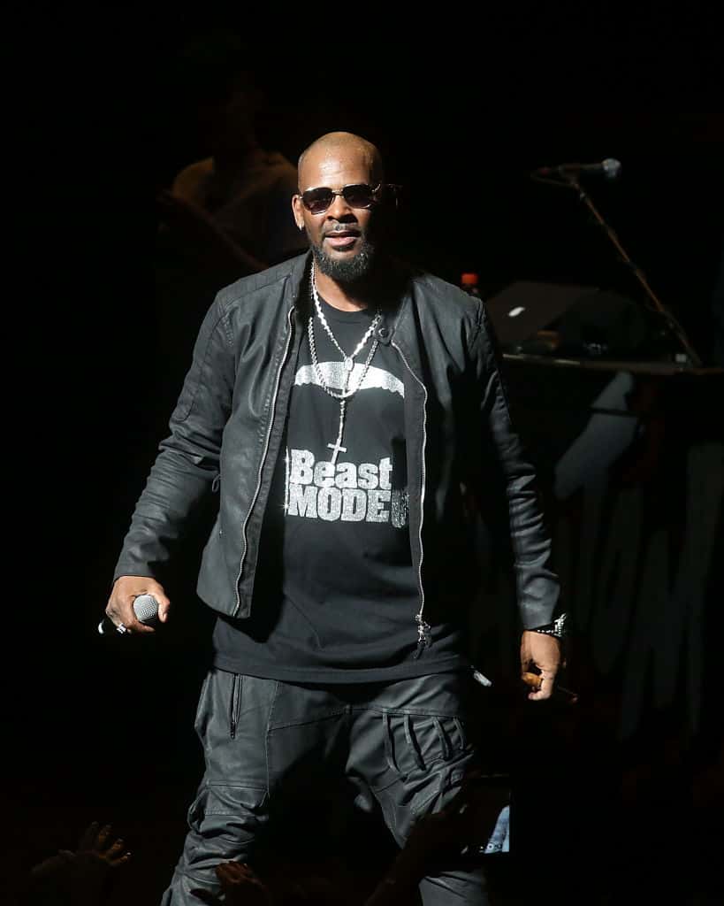 R.Kelly wearing all black on stage