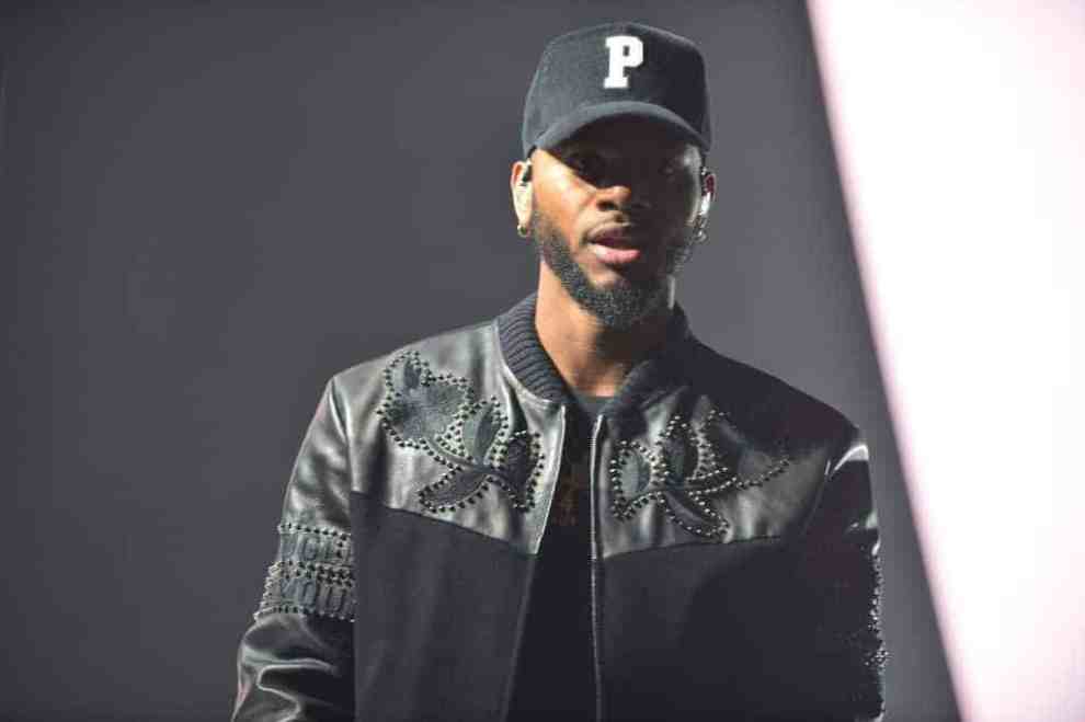 Bryson Tiller wearing all black on stage