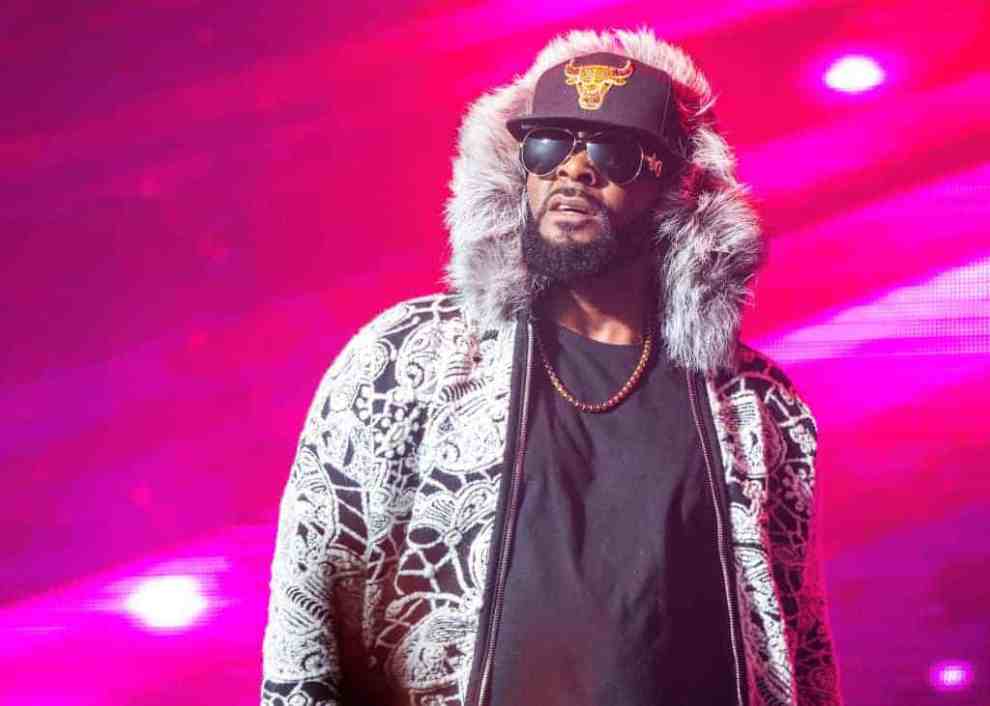 R.Kelly wearing shares performing on stage