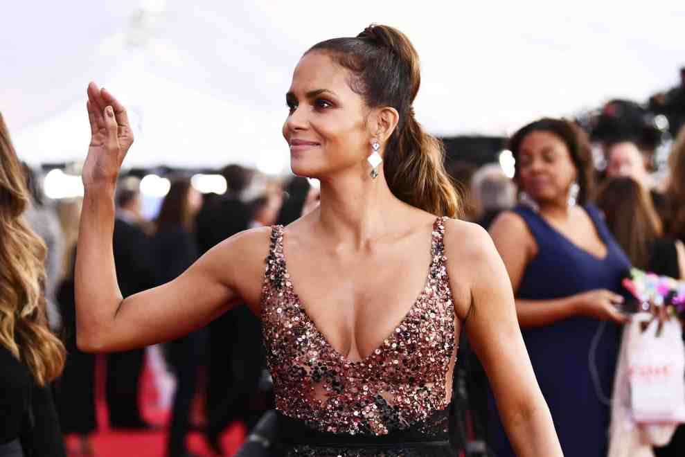 LOS ANGELES, CA - JANUARY 21: Actor Halle Berry attends the 24th Annual Screen Actors Guild Awards at The Shrine Auditorium on January 21, 2018 in Los Angeles, California. 27522_011