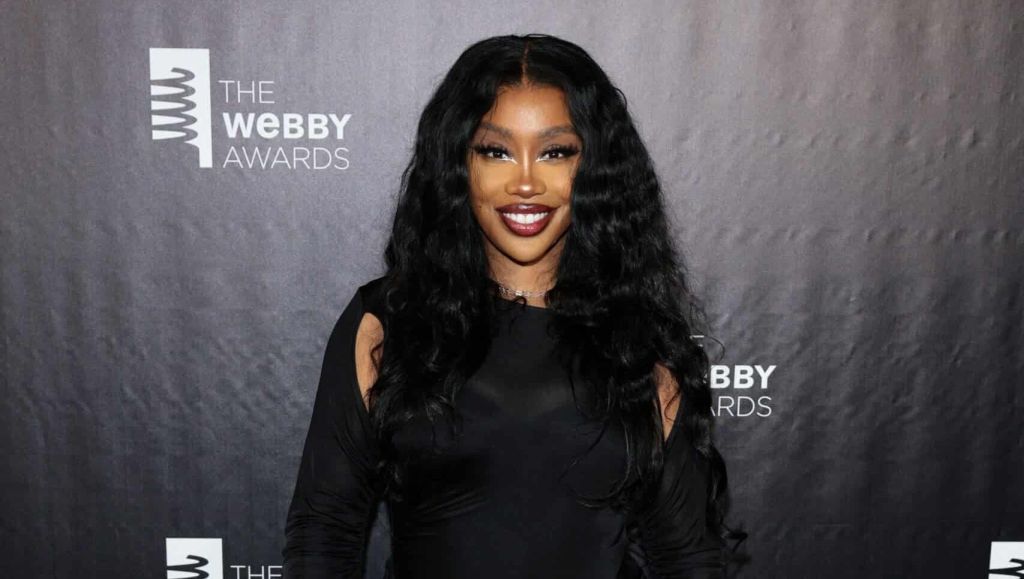SZA Says Industry Didn’t Pressure Her To Get BBL: ‘I Treat My Butt Like A Purse’