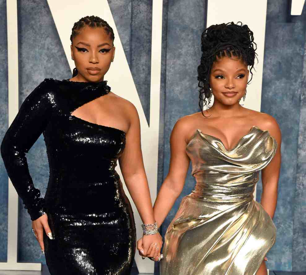 BEVERLY HILLS, CALIFORNIA - MARCH 12: Chloe Bailey and Halle Bailey attend the 2023 Vanity Fair Oscar Party Hosted By Radhika Jones at Wallis Annenberg Center for the Performing Arts on March 12, 2023 in Beverly Hills, California.