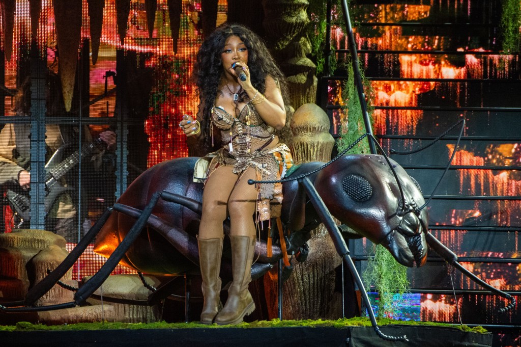 SZA Brings Out Lizzo During ‘GNX” Show In LA
