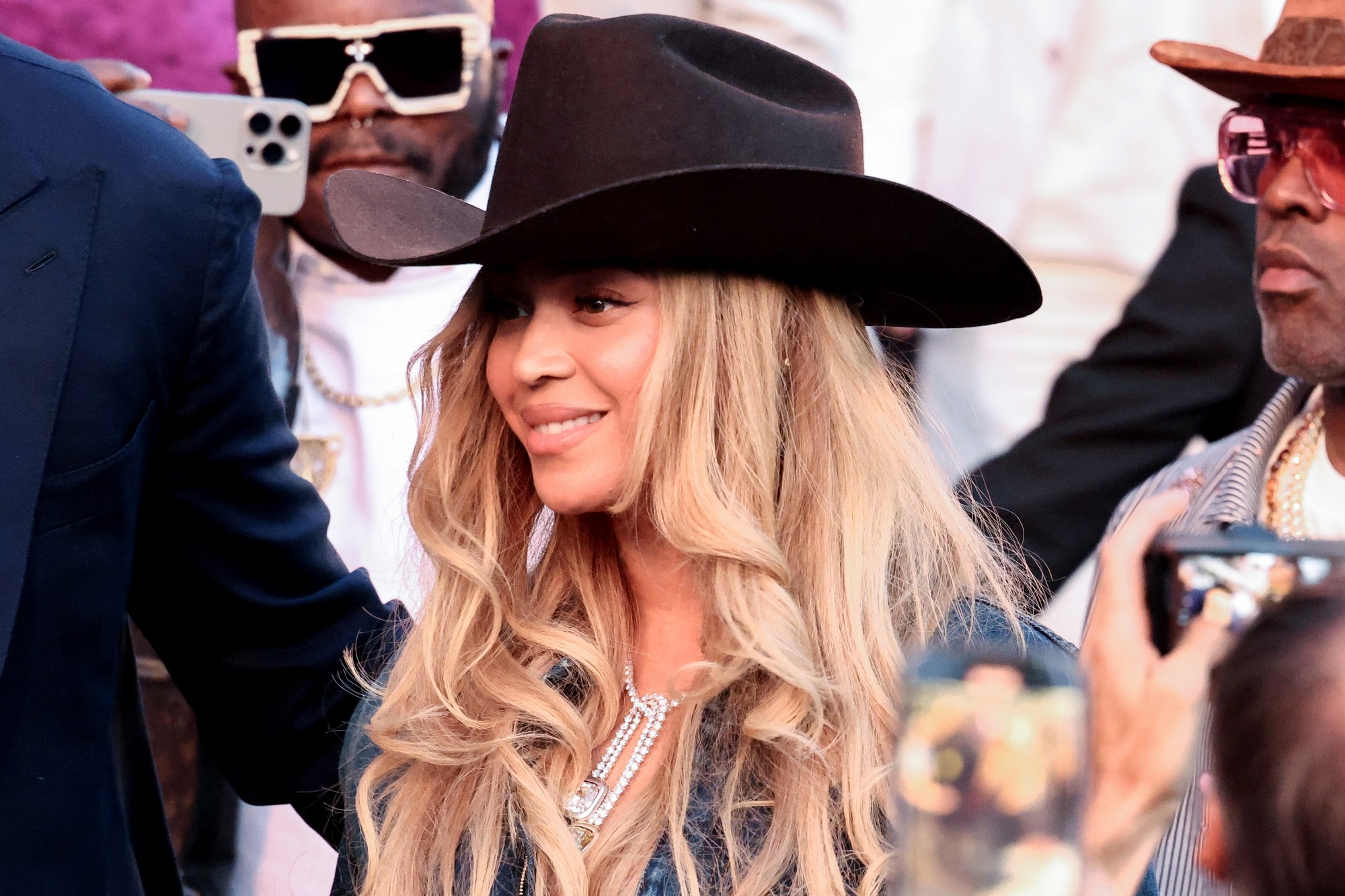 Beyoncé Fake? Megyn Kelly Fashion Ad Comparison