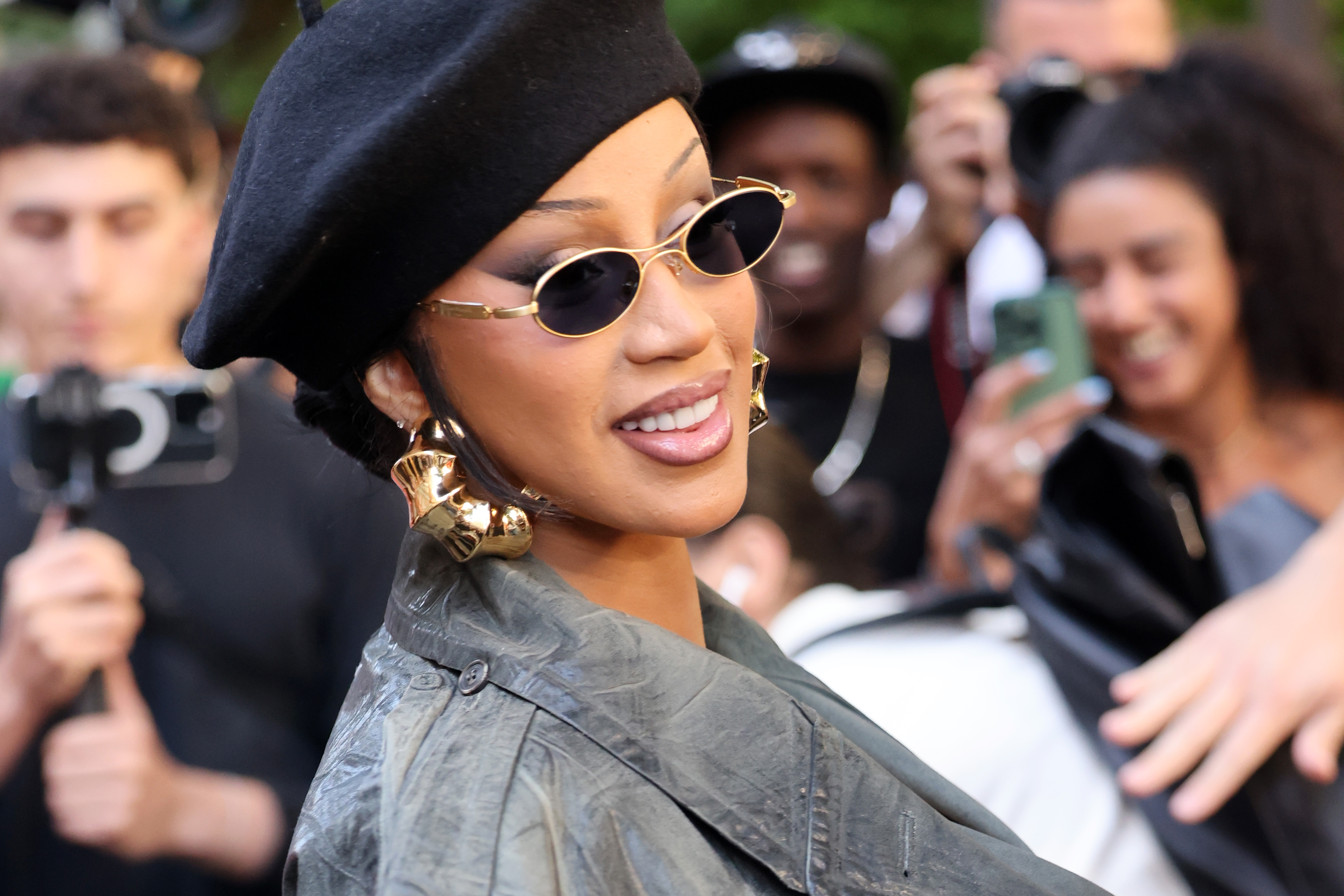 トップス L.G.B./CARDI-2/NS Cardi B's New Single Fuels Speculation Over Nicki Minaj Rivalry