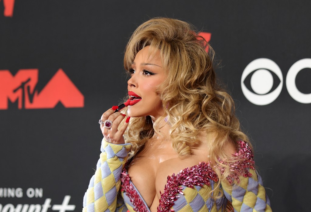 Doja Cat Turns Heads Eating Red Lipstick At MTV Awards