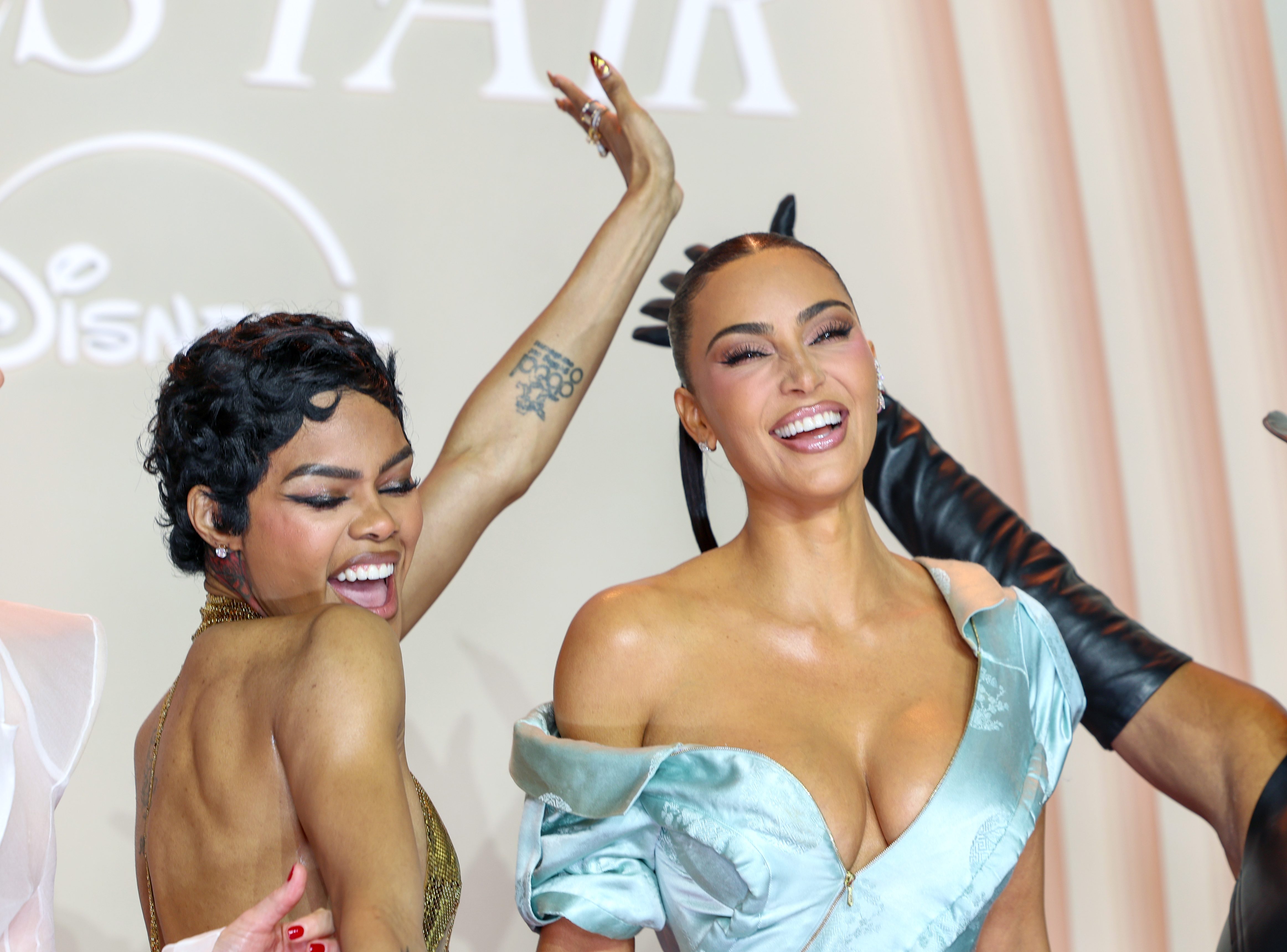 Kim Kardashian và Teyana Taylor thẳng thắn chia sẻ trong thử thách máy phát hiện nói dối.