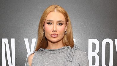 Iggy Azalea Reserves Comment Over Fan’s Praise Of Her 2013 Hit “Work”